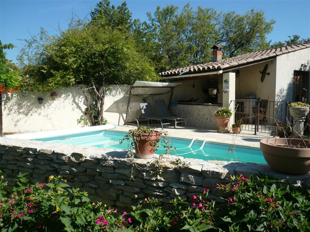 GARD. 30. NIMES. Villa de plain pied avec piscine  sur  un terrain arboré de 1100 m²