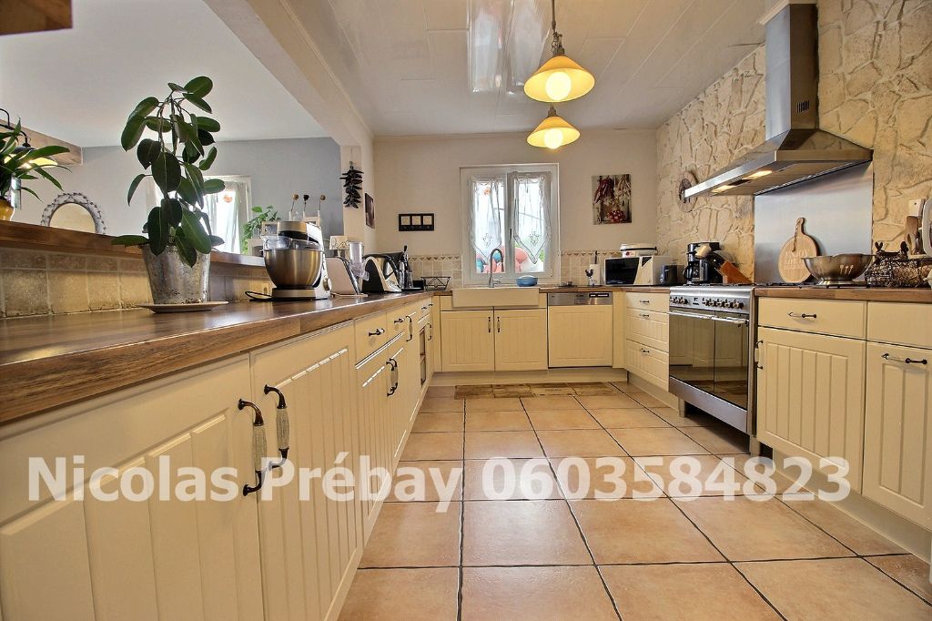 Maison en pierres de 6 pièces, 5 chambres et jardin