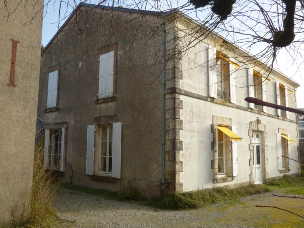Maison de Maitre jardin et dépendances en coeur de ville