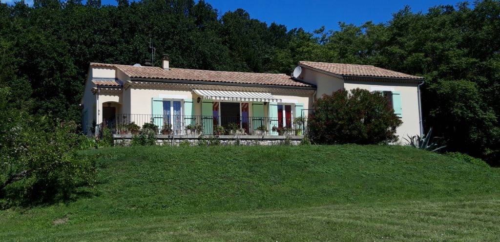 Maison 4 chambres sur 7000m² de terrain à Donzère 348 000