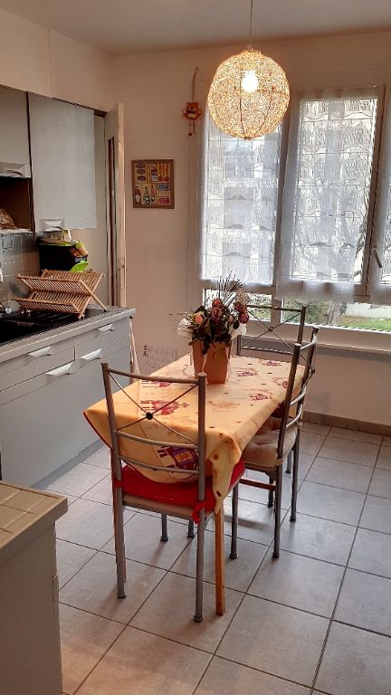 Vénissieux (69200) limite Lyon 8e, Appartement T4 81m² hab, 3 ch, cave. Au calme, proche ttes commodités!