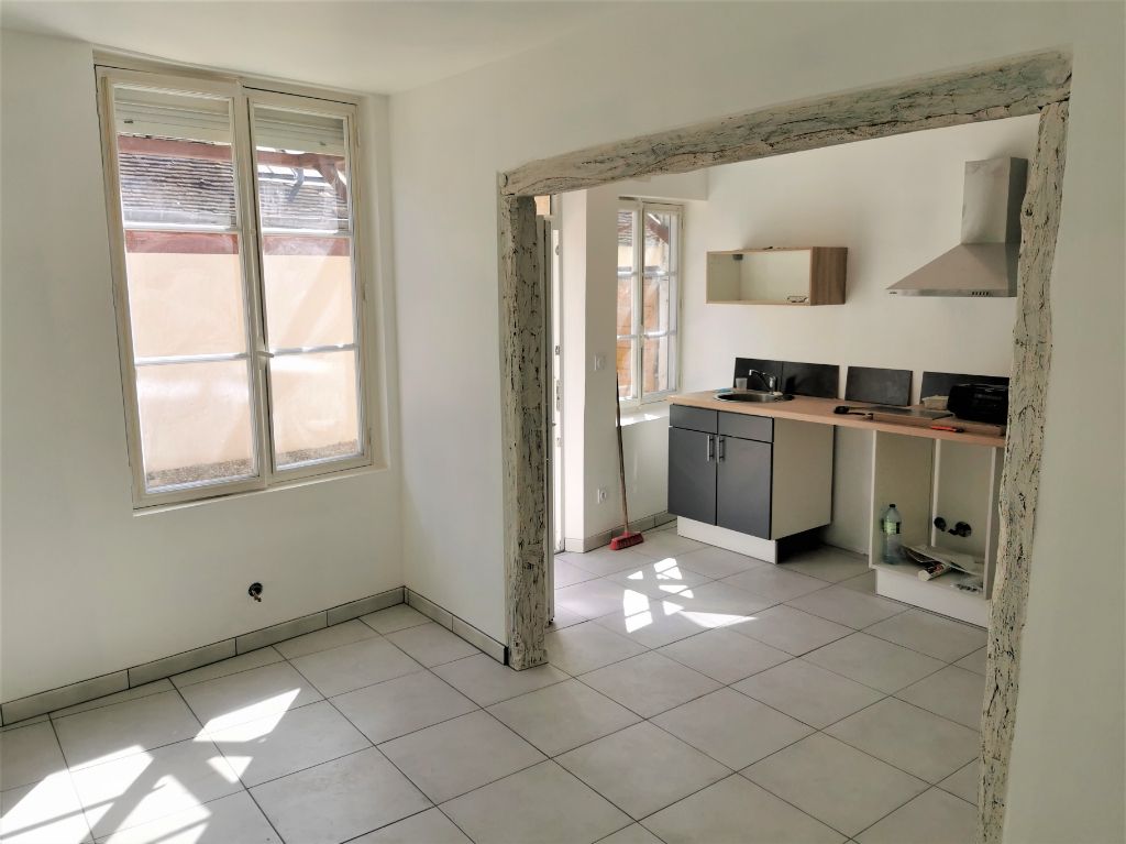 Maison de Bourg 4 pièces, La Madeleine de Nonancourt (27320),étage,2 chambres,1 bureau, 1garage, 1 atelier , 1 puits.Prix : 107 990(HAI)