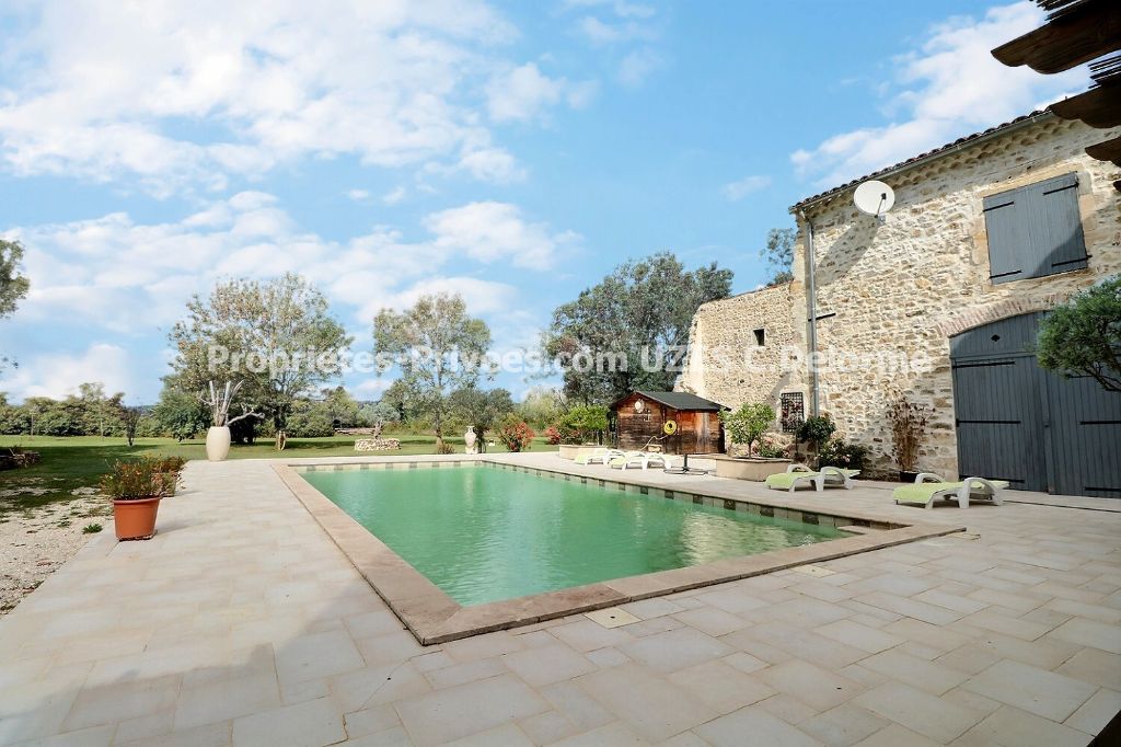 UZES Mas rénové 6 chambres 1.2 ha terrain, piscine, + 2 granges de 300 m² à rénover