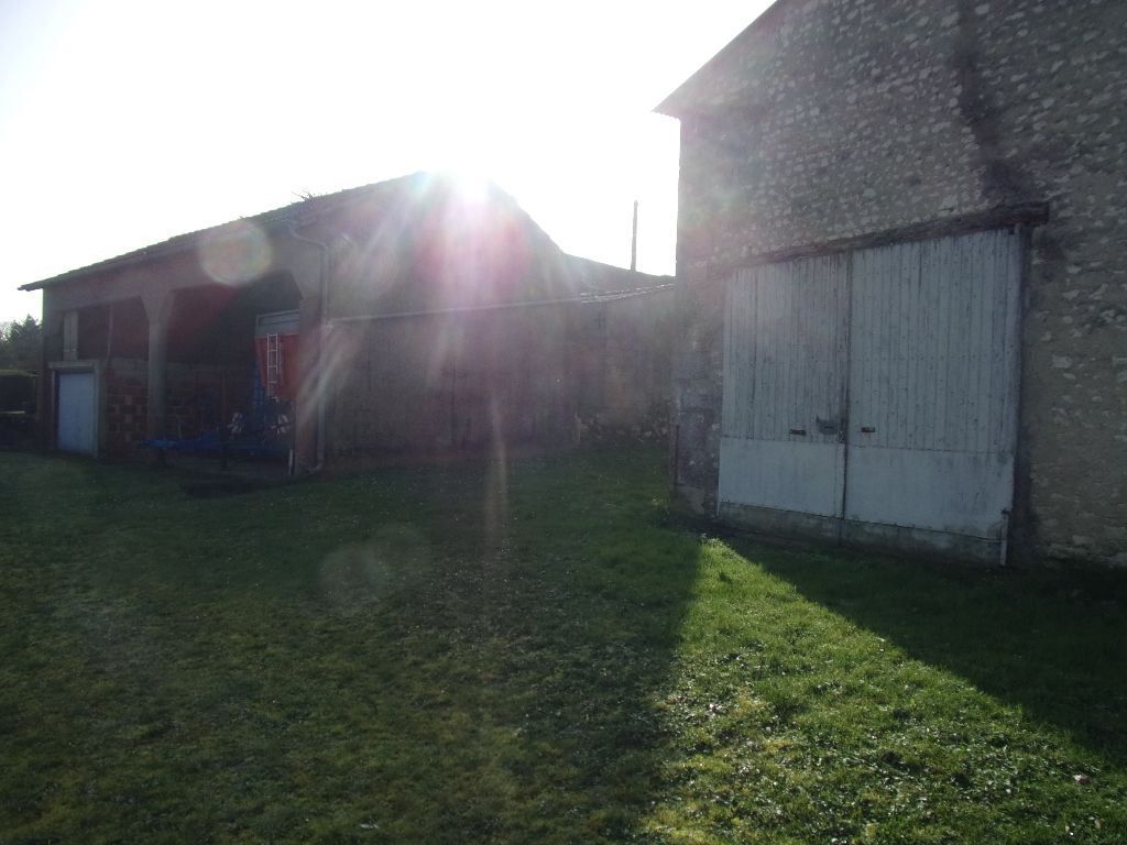 Grange charentaise de 65 m2 et 100 m2 de hangar et garage à 15 mn de JONZAC