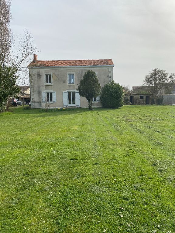 BRULAIN 79230 MAISON ET GRANGE sur un terrain de 4595 m²