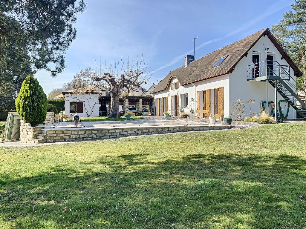 Maison avec piscine et dépendances sur 4 000m2