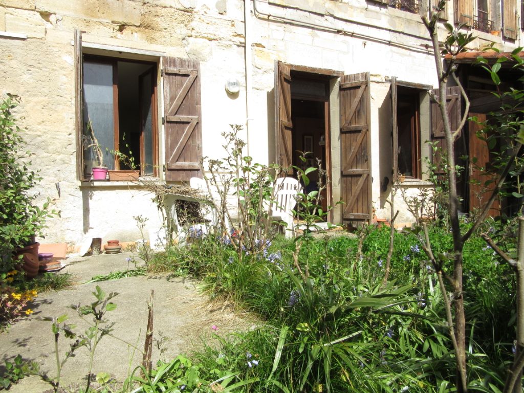 RARE  Appartement T3 à Bordeaux Croix blanche avec jardin et cour 70 m2
