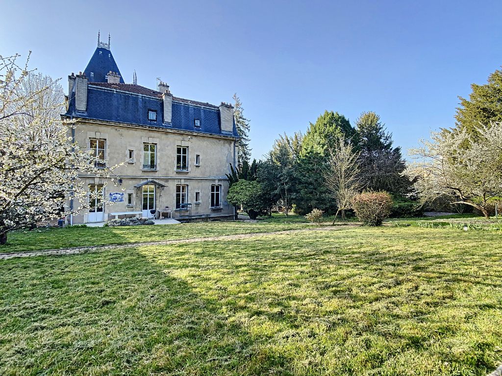 NANCY - HOTEL PARTICULIER - MAISON FAMILIALE DE PRESTIGE SUR TERRAIN CLOS - 8 CHAMBRES