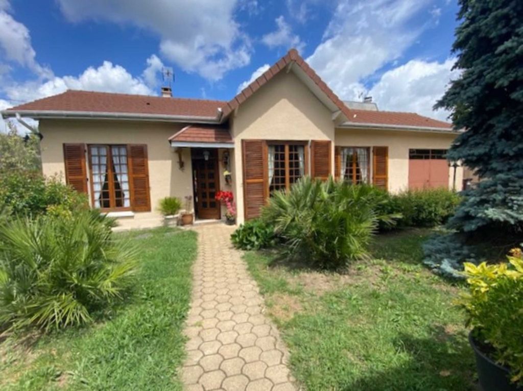 Maison de plain pied avec terrain arboré sans vis a vis, dans un secteur pavillonnaire, marché