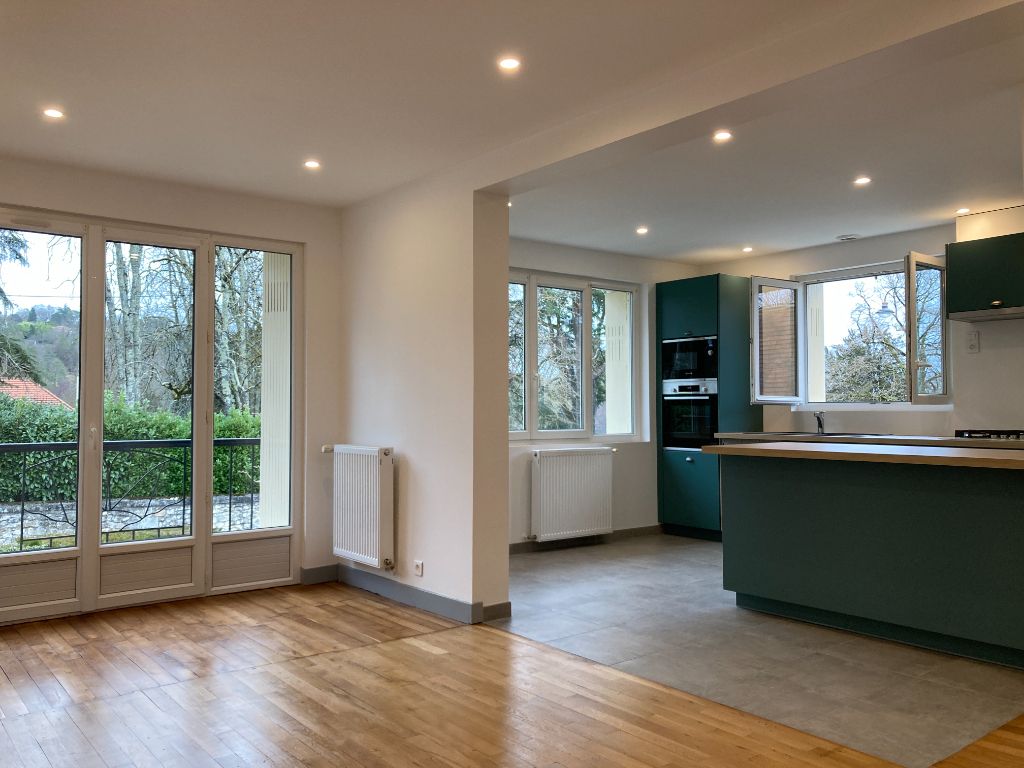 Belle maison T5 entièrement rénovée de 122 m2 -3 ch.- garage fermé sur un secteur prisé de CHANCELADE (24650)