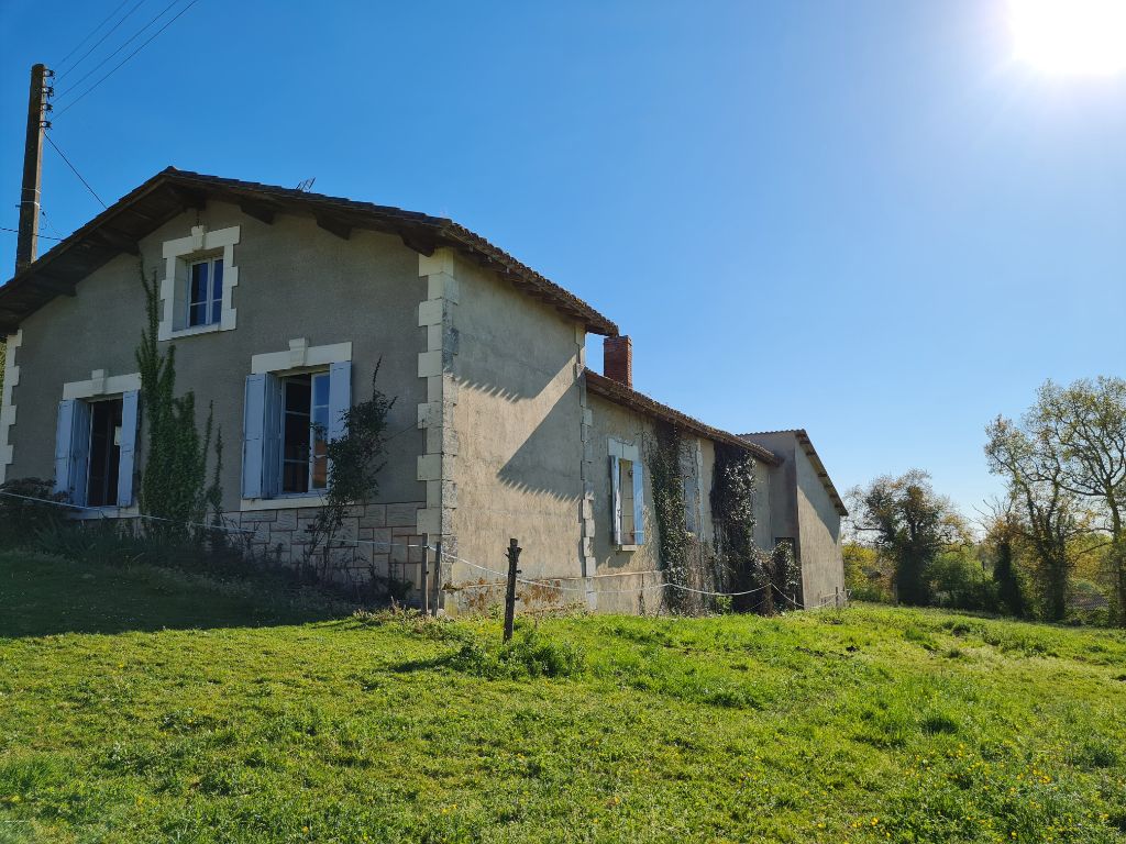 24400 Fermette et dépendances 5 pièces102 m2 sur 11210 m² de près