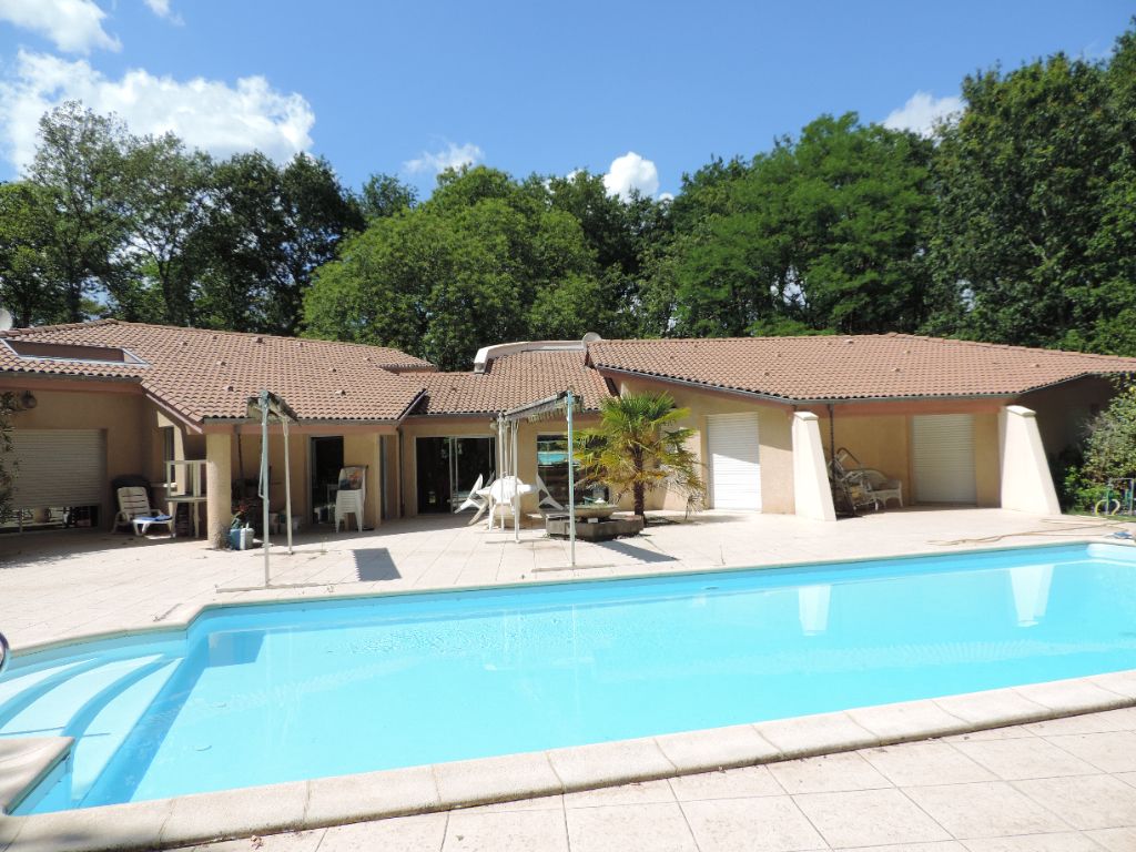 Grande maison avec piscine sur plus  d'un hectare