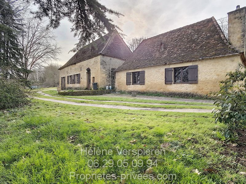 Maison ensemble périgourdin à rafraîchir sur +11000m2 de terrain