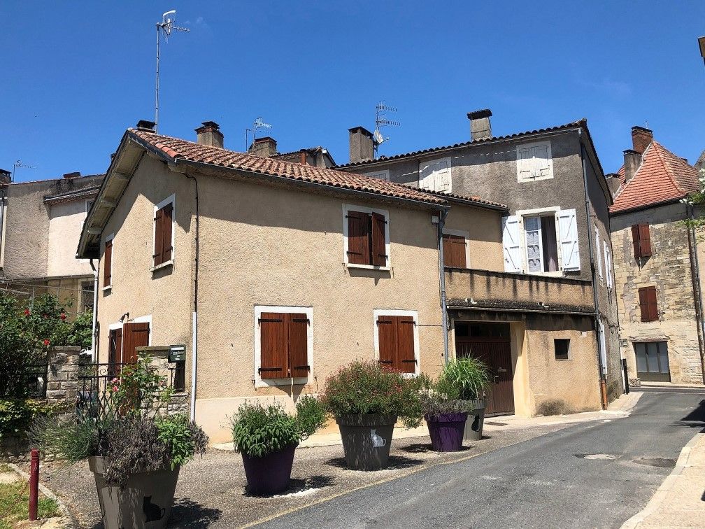 Maison et petit immeuble à Catus