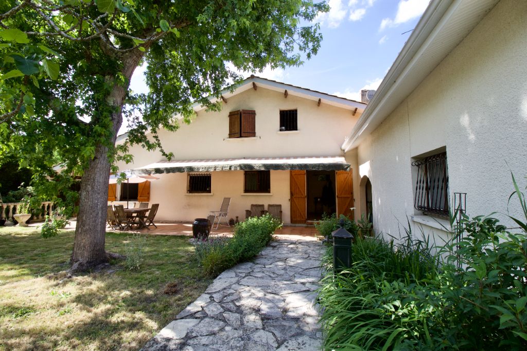 4 chambres, 2 garages, piscine