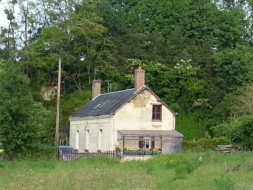 MAISON ATYPIQUE EN PIERRES DE TUFFEAU