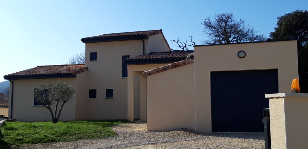 Villa d'architecte récente de 160m², 4 chambres sur 715 m² de terrain à Malataverne 425 000