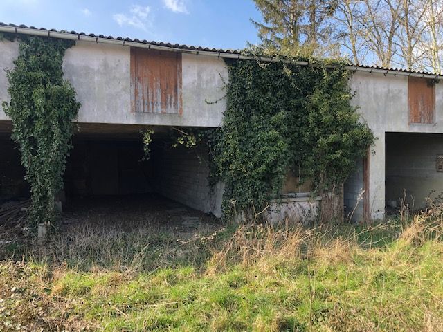 A  3 mn d'Etrépagny, Dépendance de 130 m²  à transformer en habitation sur 700 m²