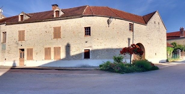 Maison Joux La Ville 147 m2 + granges et greniers