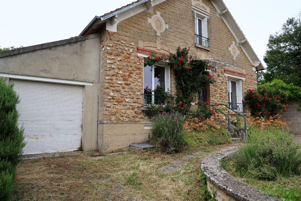 CENTRE-VILLE DE MARINES : BELLE MAISON EN PIERRES DE MEULIERES SUR UN GRAND TERRAIN