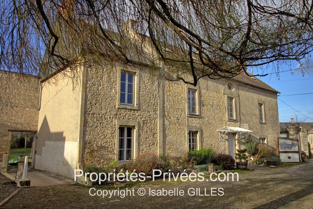 Maison - 350 m2 - terrain 6100 m2 - dépendances et garages