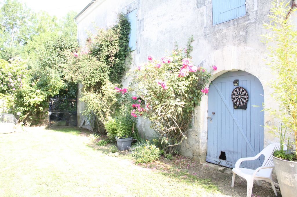 Proche St Hilaire de Villefranche 17770 Maison avec piscine  6 pièce(s) 160 m2