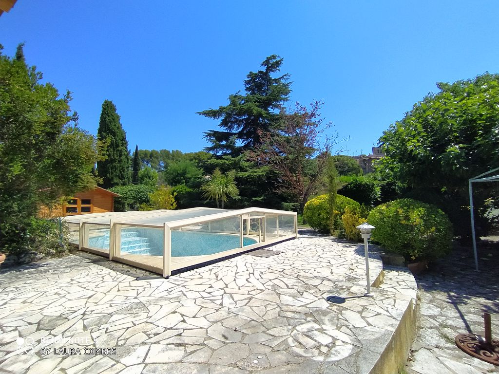 Villa Plain-pied T 5 pièces 115 m2 Jardin, piscine et dépendance