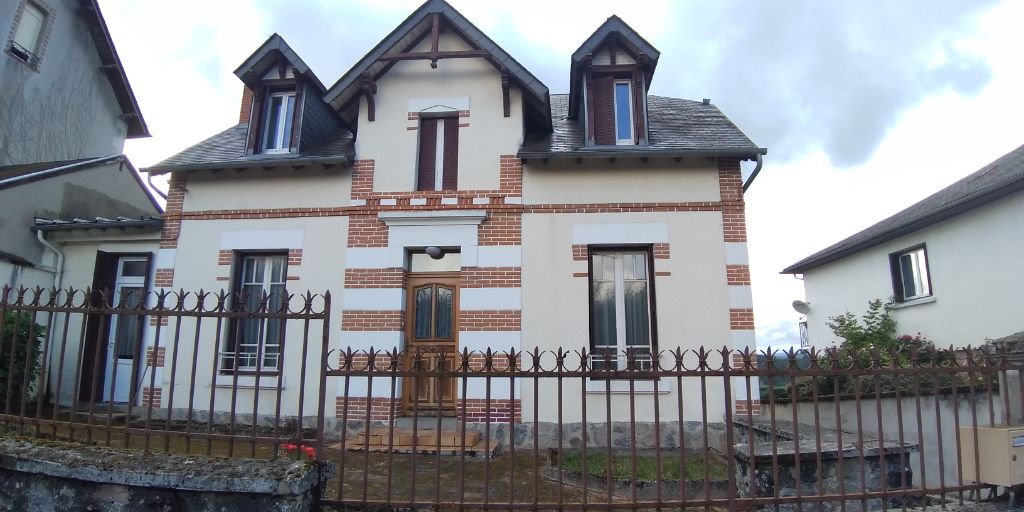 19200 USSEL Maison de Ville avec terrain, grande cave et garage indépendant