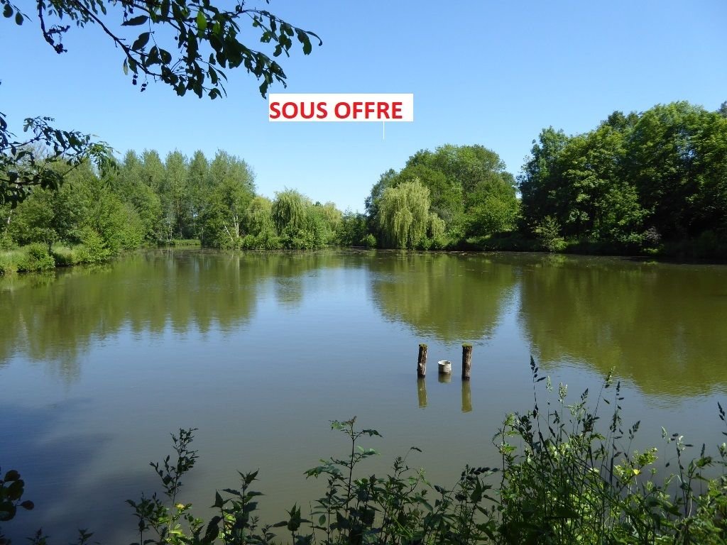 Etang et terrain de loisirs 47585 m² à 15 minutes de LAVAL