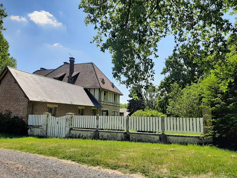 Proprieté de famille  avec maison de maitre, annexes et parc arboré