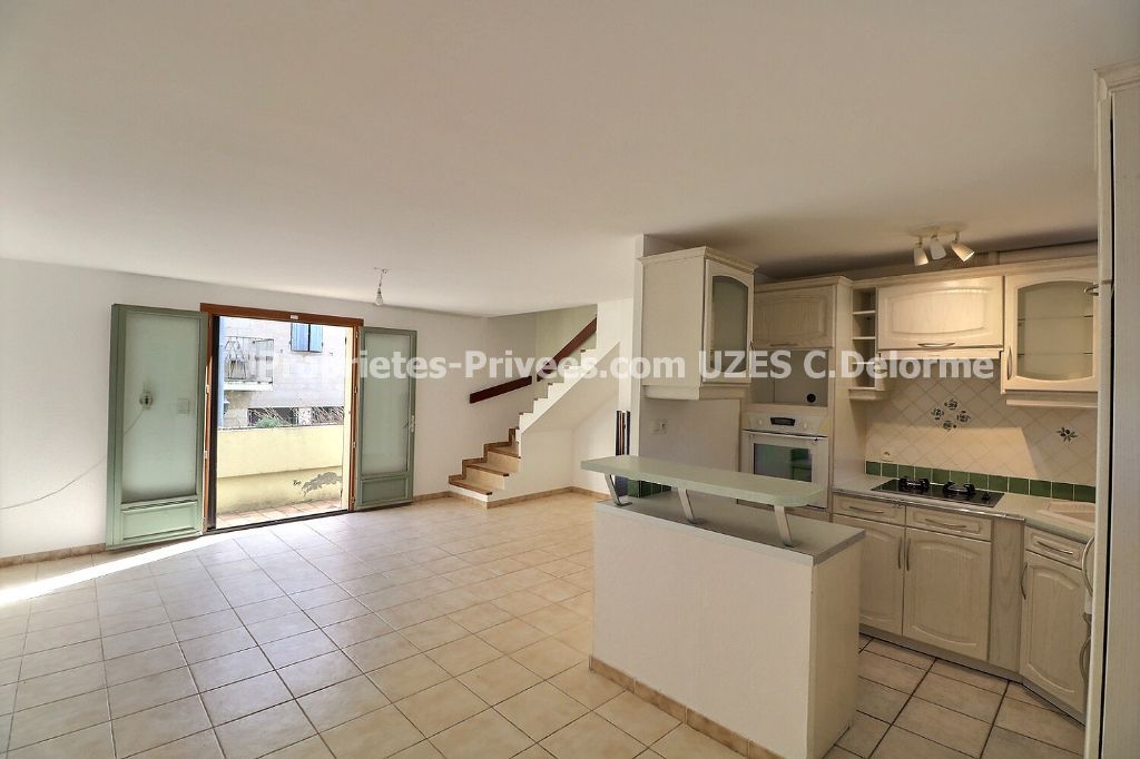 Uzes Centre  100m place aux herbes , appartement en duplex 3 chambres , balcon , parking privatif