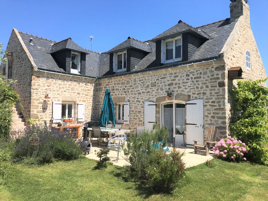PLOUHINEC -56680 - Longère de 148 m2 sur 590 m² de terrain - SOUS COMPROMIS