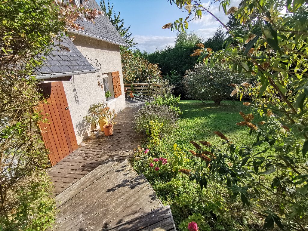 Maison dans un écrin de verdure