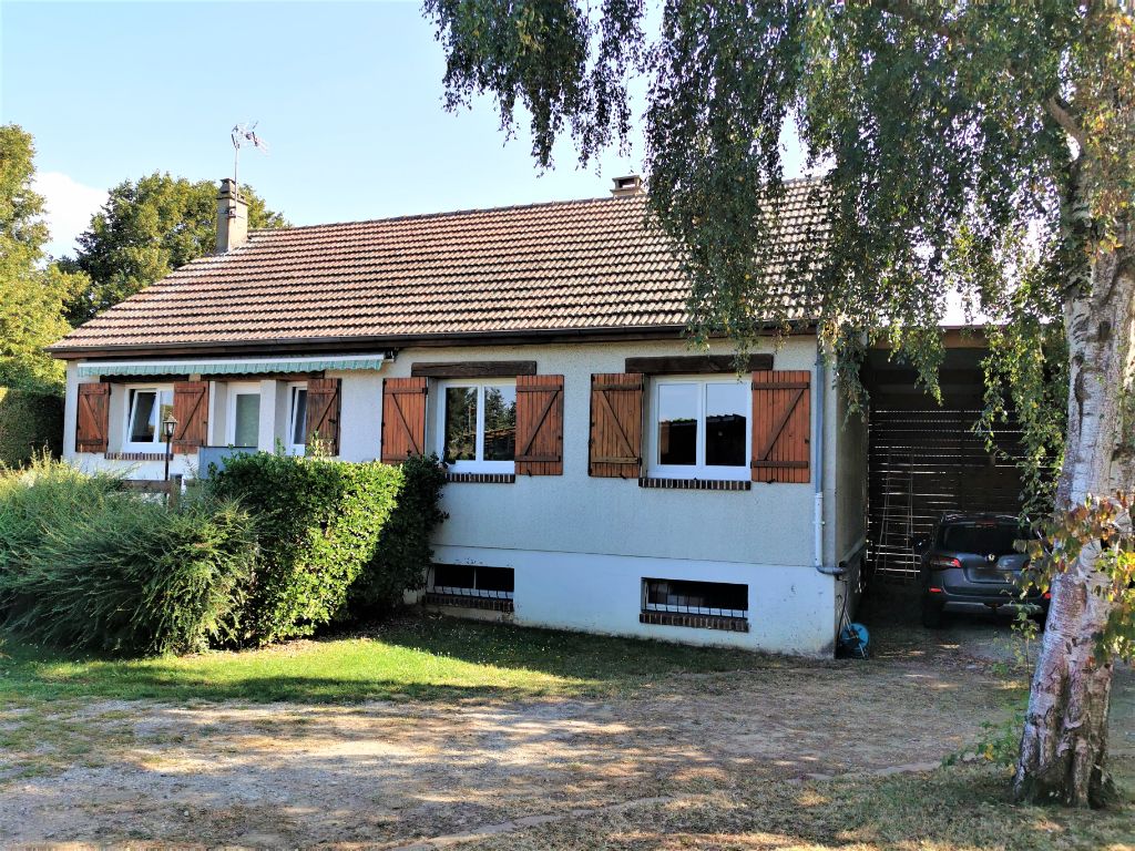 Maison 90 m² Saint Lubin des Joncherets (28350), 3 chambres, sous-sol total avec 1 chambre, terrasse, dépendance/garage, carport pour camping car, terrain clos de 1 200 m². Prix HAI : 228 770