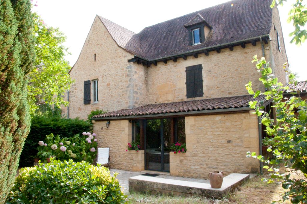 Maison avec gite-grand terrain boisé