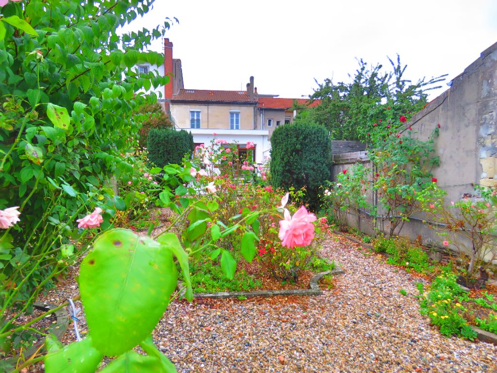 Belle maison bourgeoise familiale en pierre de 4 chambres avec jardin