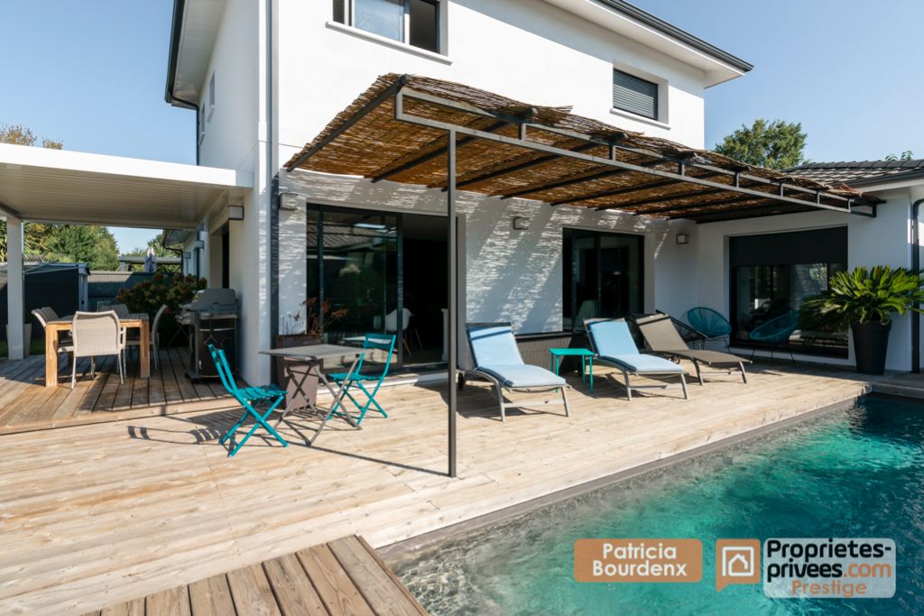 BELLE MAISON FAMILIALE 4 CHAMBRES PISCINE ET JARDIN