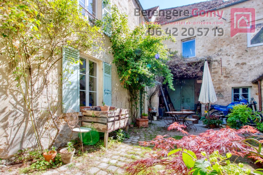 Maison 5 chambres de 240 m² avec cour intérieure dans Vaureal Village