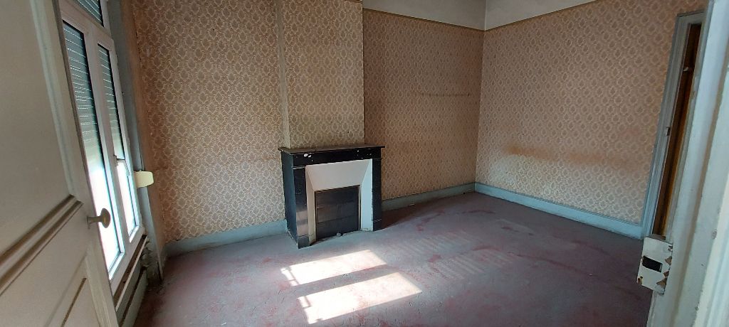 GARD. 30. Nîmes. appartement T2 de 44 m² à rénover entièrement à quelques minutes des arènes