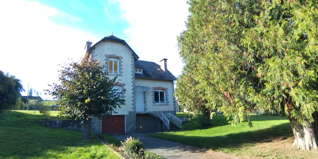 USSEL 19200 propriété de 2 maisons sur terrain de 2000 m2