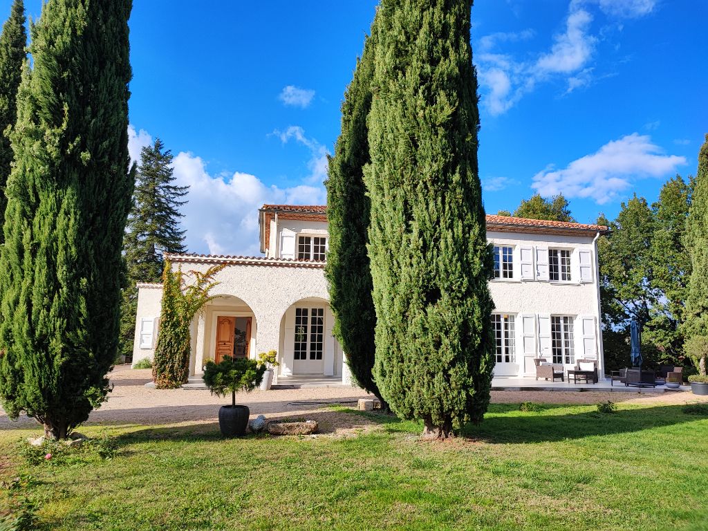 GRANDE MAISON DE MAÎTRE  DE  400 m2 EN  VILLE SUR 4700 M2 DE TERRAIN