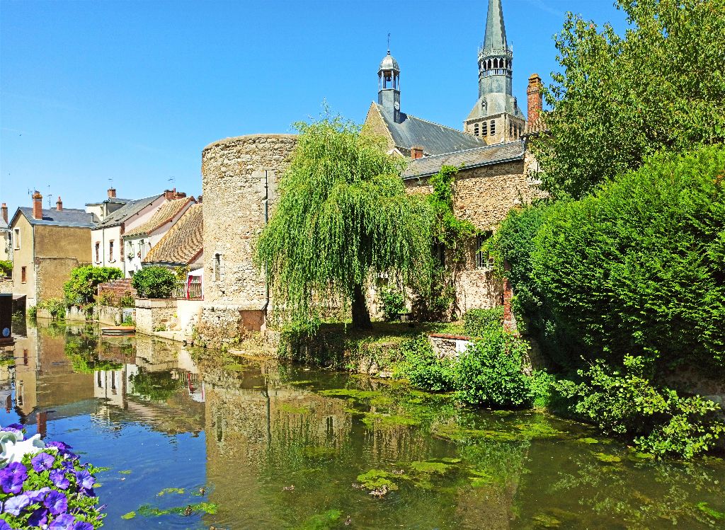 Rempart  avec Tour du 13 ème siècle à BONNEVAL