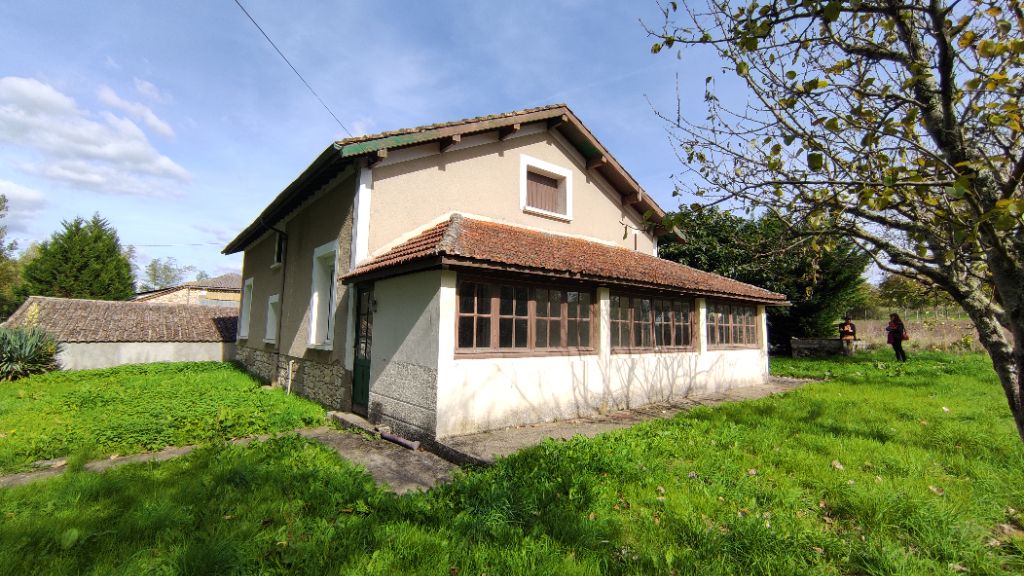 Maison en pierre, 3 garages, véranda, puits sur 3777m²