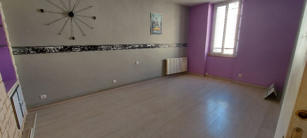 GARD. 30. NIMES. Appartement  T2 de 61 m2 proche de toutes commodités