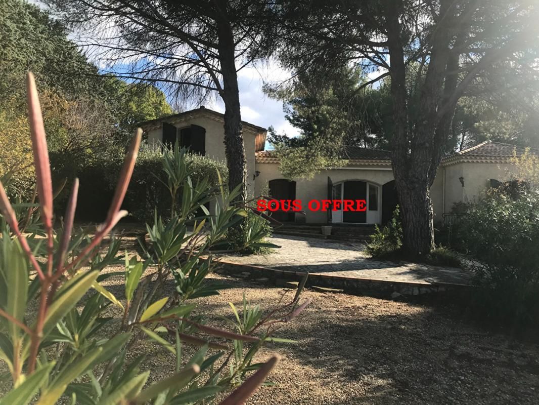 Villa T6 dominante avec vue panoramique piscine et dépendances