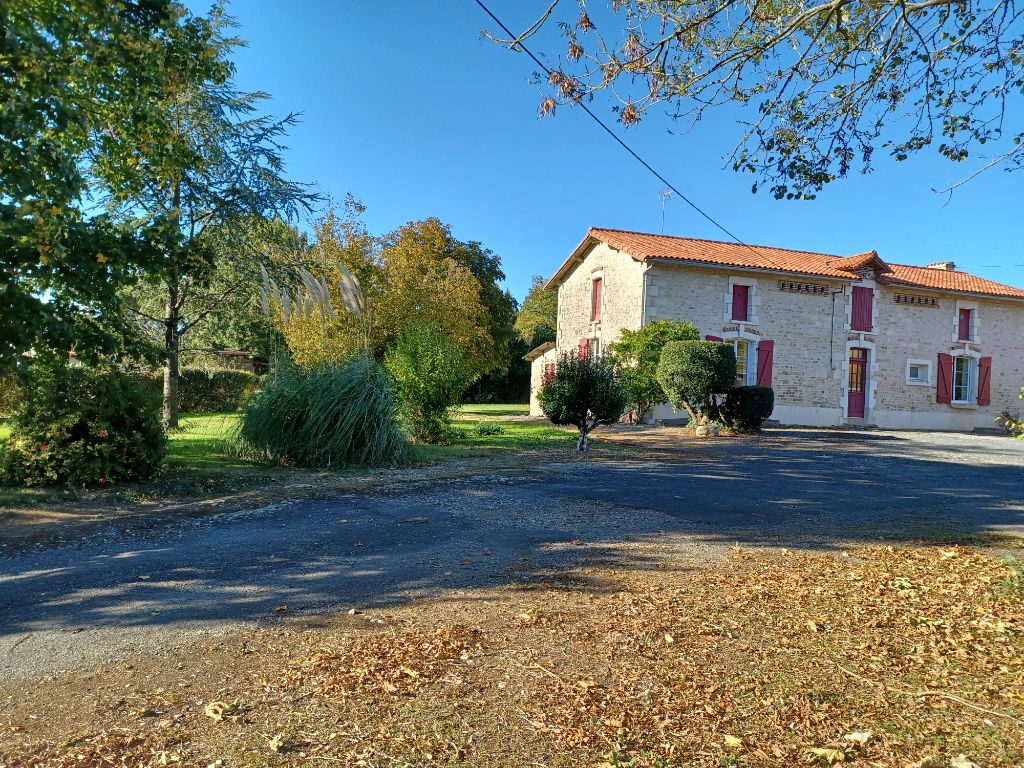 Elégante Maison de Pays, belle grange et dépendances