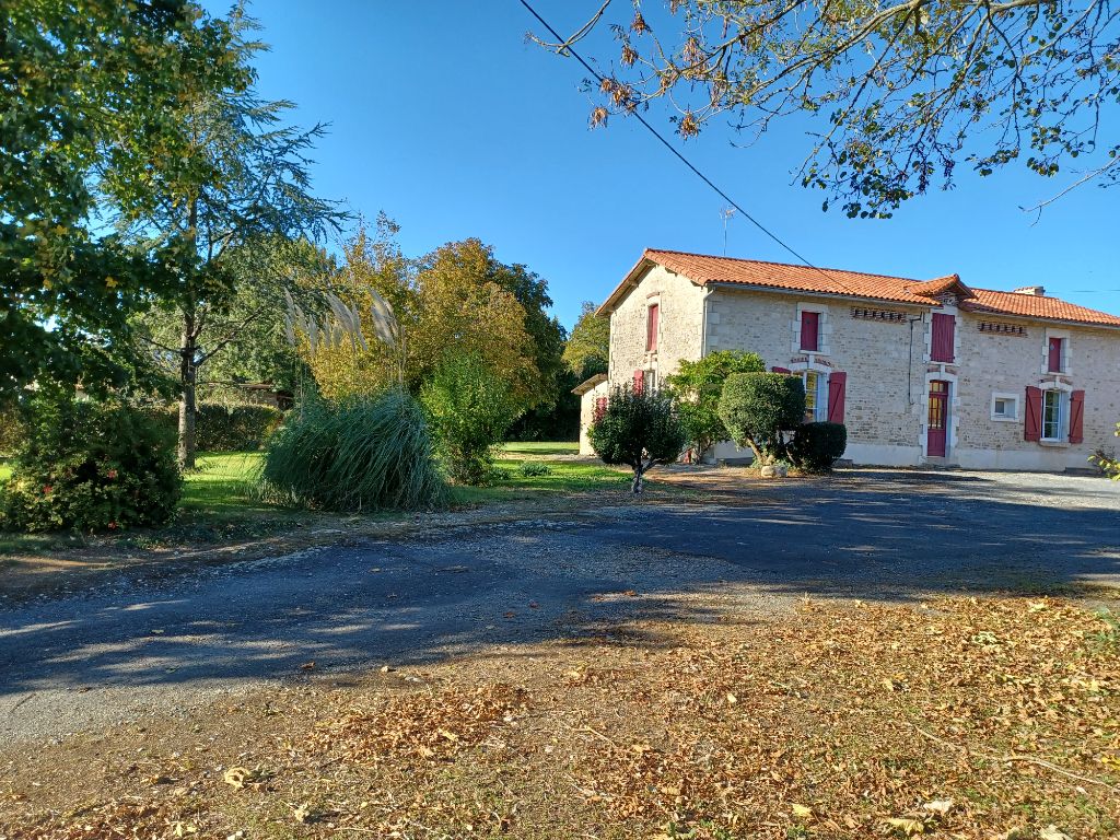 Elégante Maison de Pays, belle grange  et dépendances