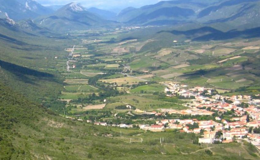 Grand terrain constructible petit village du Fenouillèdes