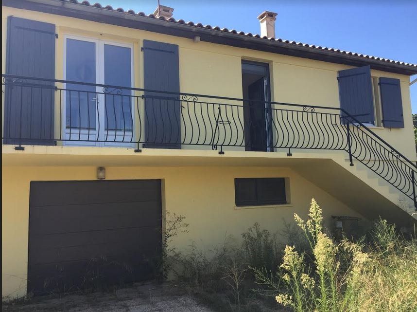 13. ARLES. Salin de Giraud. Maison de 4 pièces, entièrement rénovée sur 500 m² de terrain clos et arboré