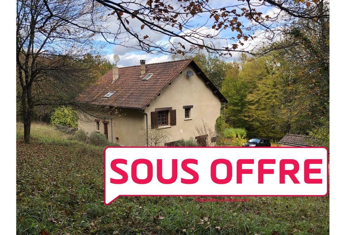 Maison entouré d'arbres